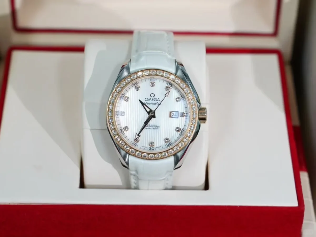 Omega Seahorse Series AQUA TERRA 150m Automatic Mechanical Movement 150m Waterproof Women's Watch Swiss Watch 30mm Mother-of-pearl Dial Leather Strap - Image 2