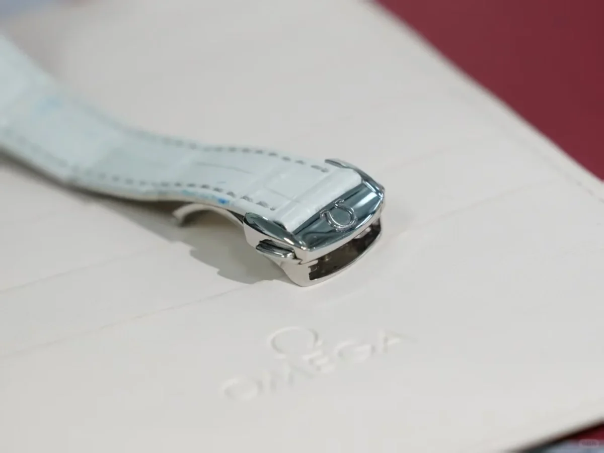 Omega Seahorse Series AQUA TERRA 150m Automatic Mechanical Movement 150m Waterproof Women's Watch Swiss Watch 30mm Mother-of-pearl Dial Leather Strap - Image 5