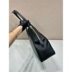 Large leather tote bag with zipper closure - Image 7