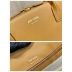 Large leather tote bag with zipper closure - Image 10