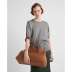 Large leather tote bag with zipper closure - Image 12
