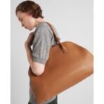 Large leather tote bag with zipper closure - Image 11