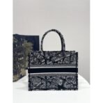 Medium Dior Book Tote bag - Image 4