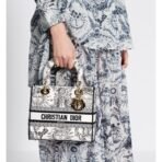 30 Montaigne East West Chain Handbag - Image 11