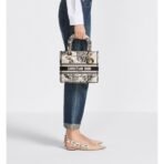 30 Montaigne handbag