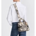 30 Montaigne handbag - Image 12